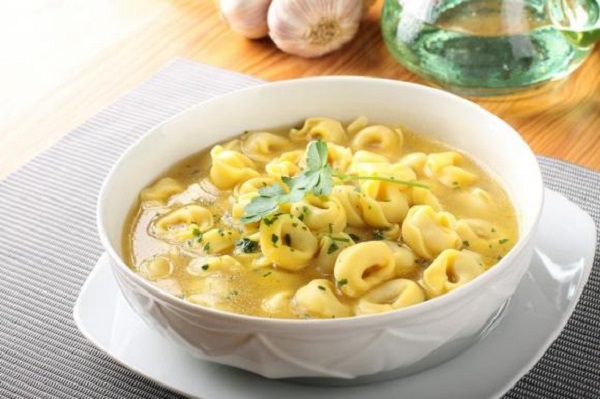 tortellini in brodo di carne a natale